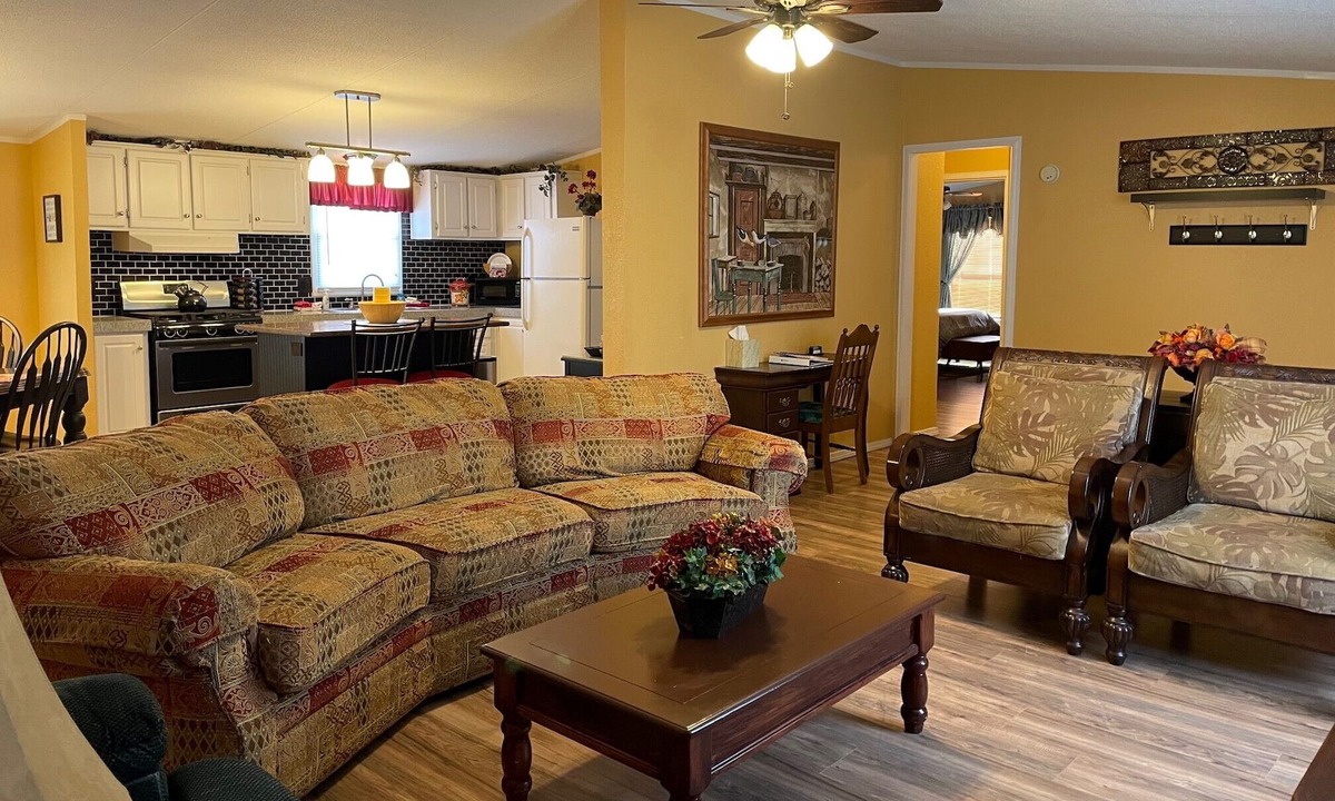 Farmington House | Friends, Family & Pets All Welcome