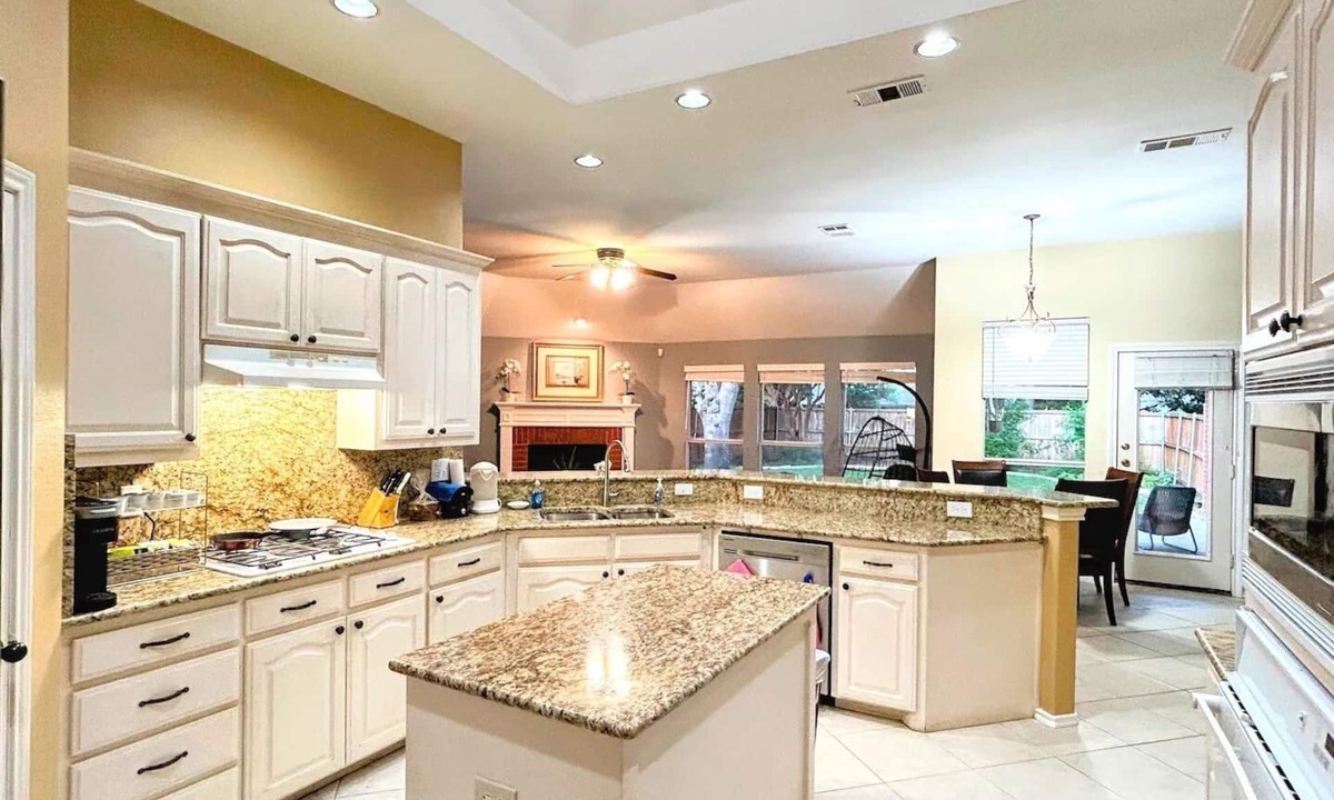 Frisco House | Frisco Retreat: Cozy, Central & Perfect for Groups - 1 king bed & 3 queen beds