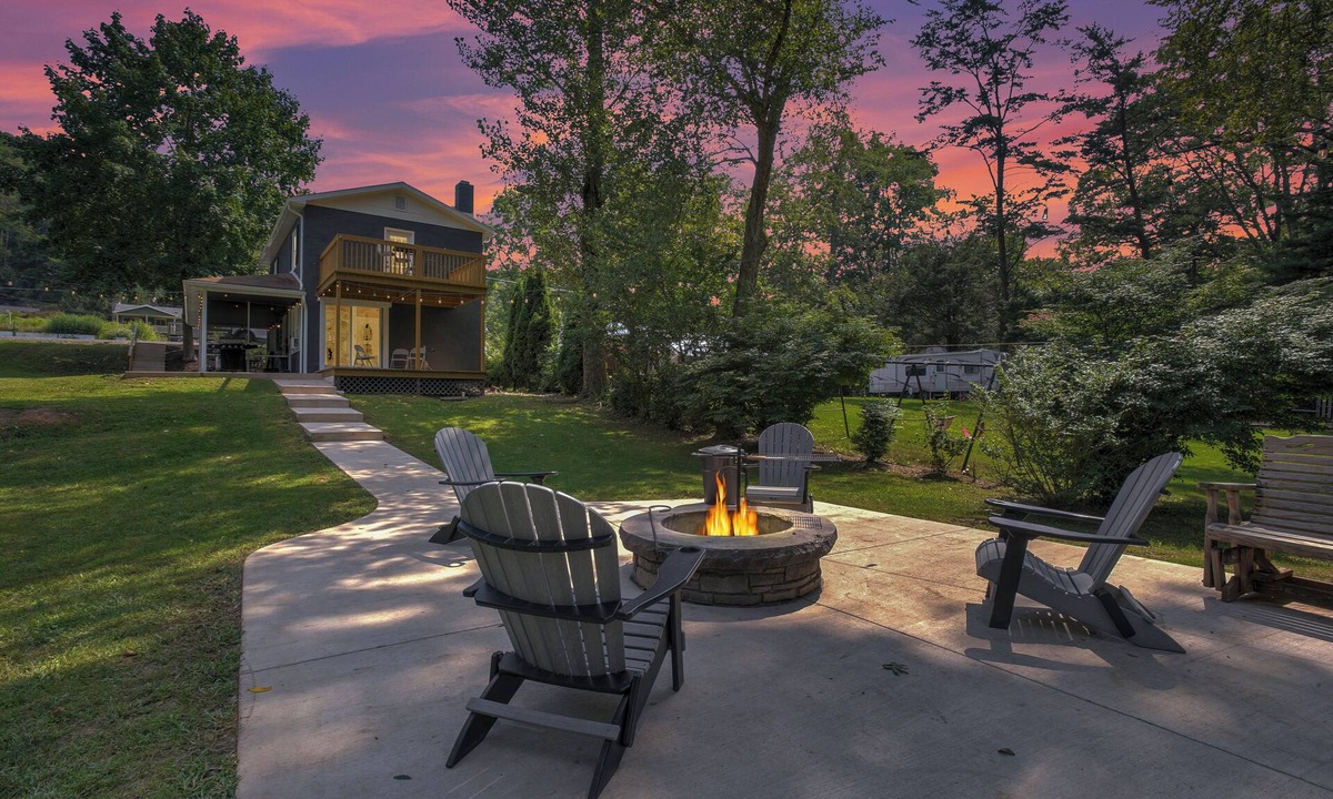 Jersey Shore House | Frog Hollow Lodge | Riverfront, Fire Pit + Kayaks!