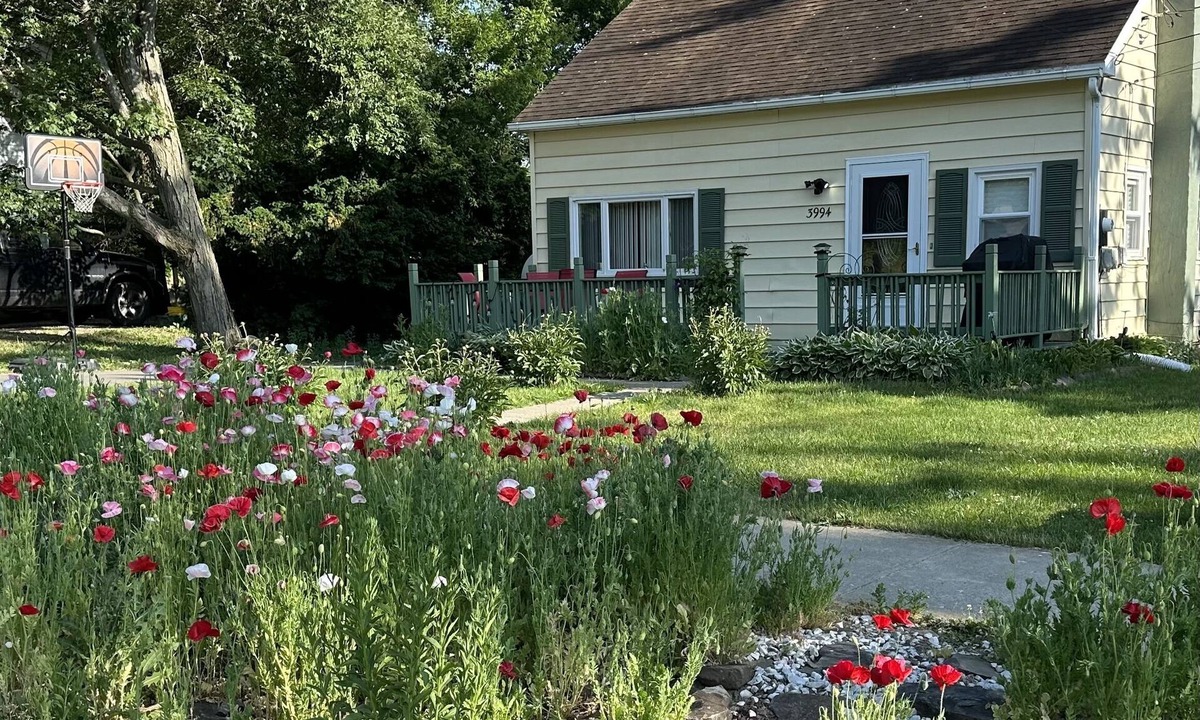 Burdett House | From wine tours to family gatherings, this quaint cape has something for all!