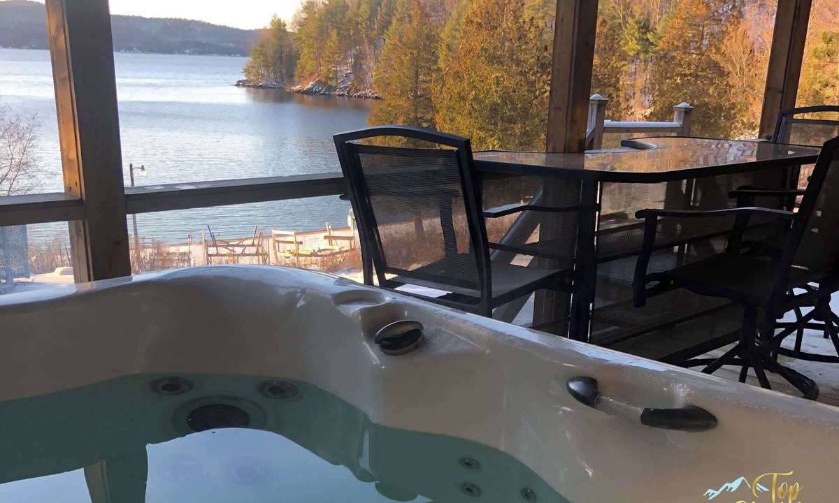 Cheneville Ski Chalet | Front LAKE Simon HOT TUB 10 beds 16p BEACH private