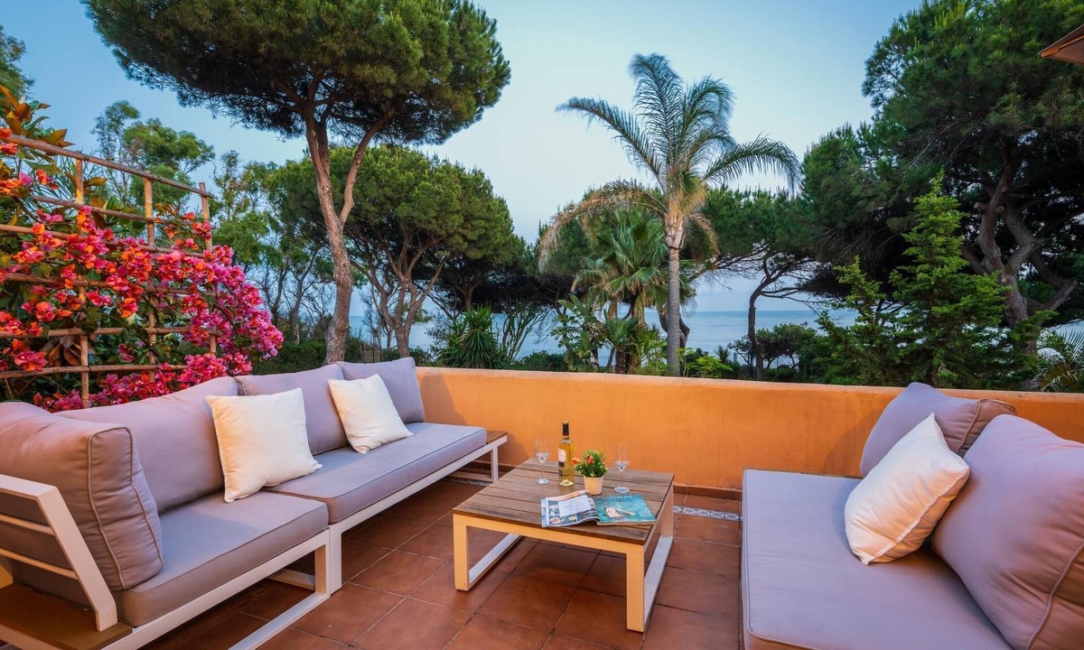 El Paraiso House | Front line beach townhouse in Nueva Milla de Oro, exit to the beach.