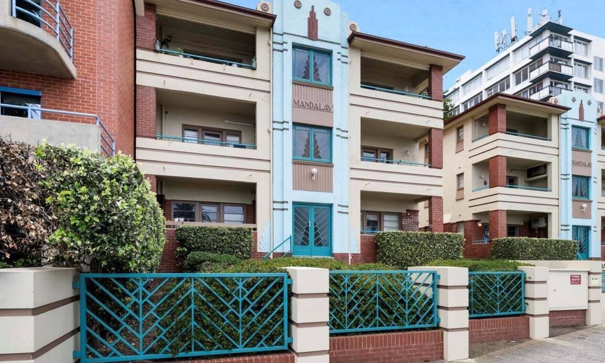 St Kilda Resort | Front-Row St Kilda: Art Deco Apt with Beach Views