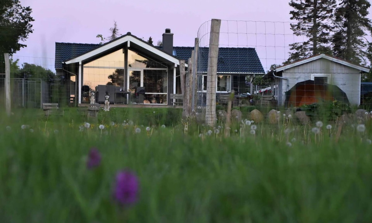 Holbaek House | Front-row summerhouse with view and big garden