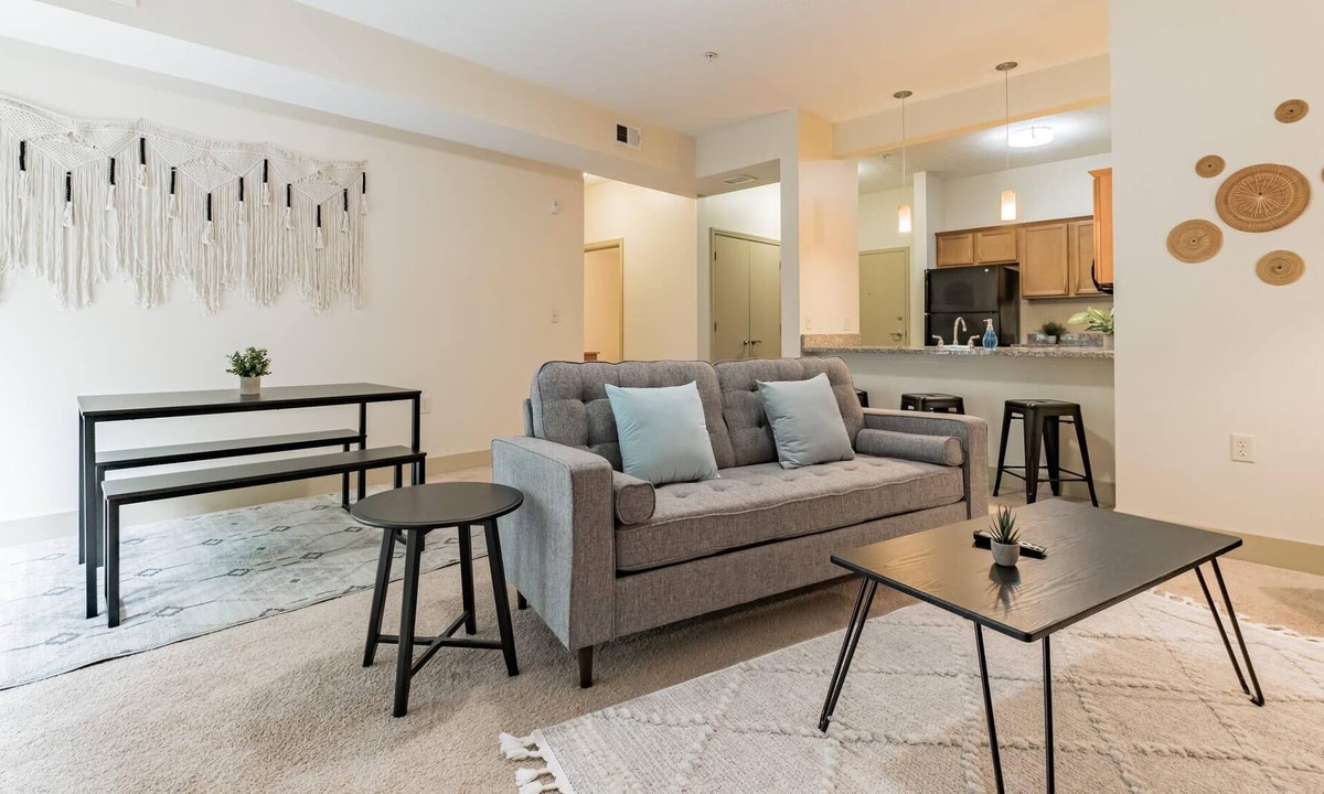Oakland Apartment | Frontdesk | 1 BR Apt close to the National Aviary