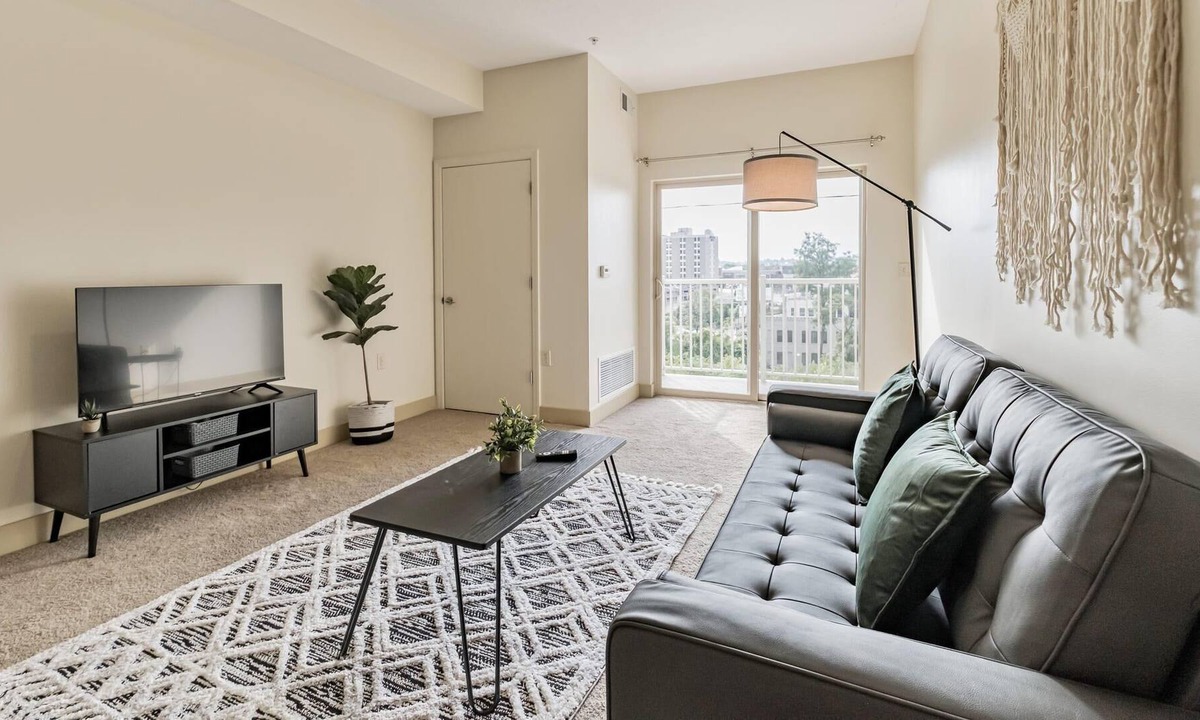 Oakland Apartment | Frontdesk | 1 BR Apt near Phipps Conservatory
