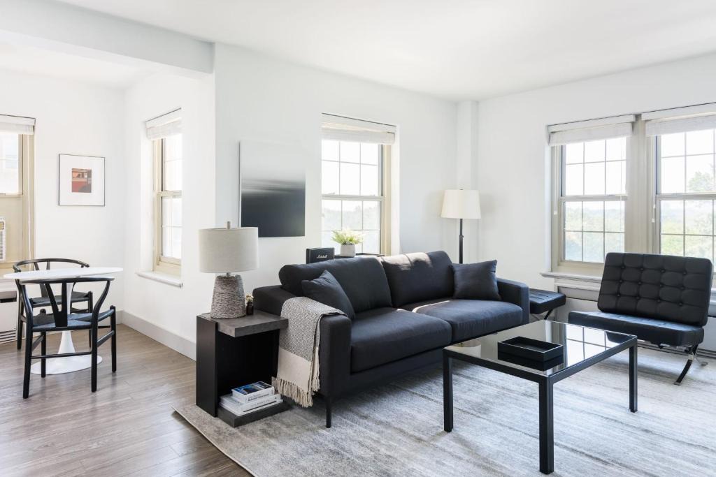 Central West End Apartment | FRONTDESK 3 BR Penthouse by Dining and Shops