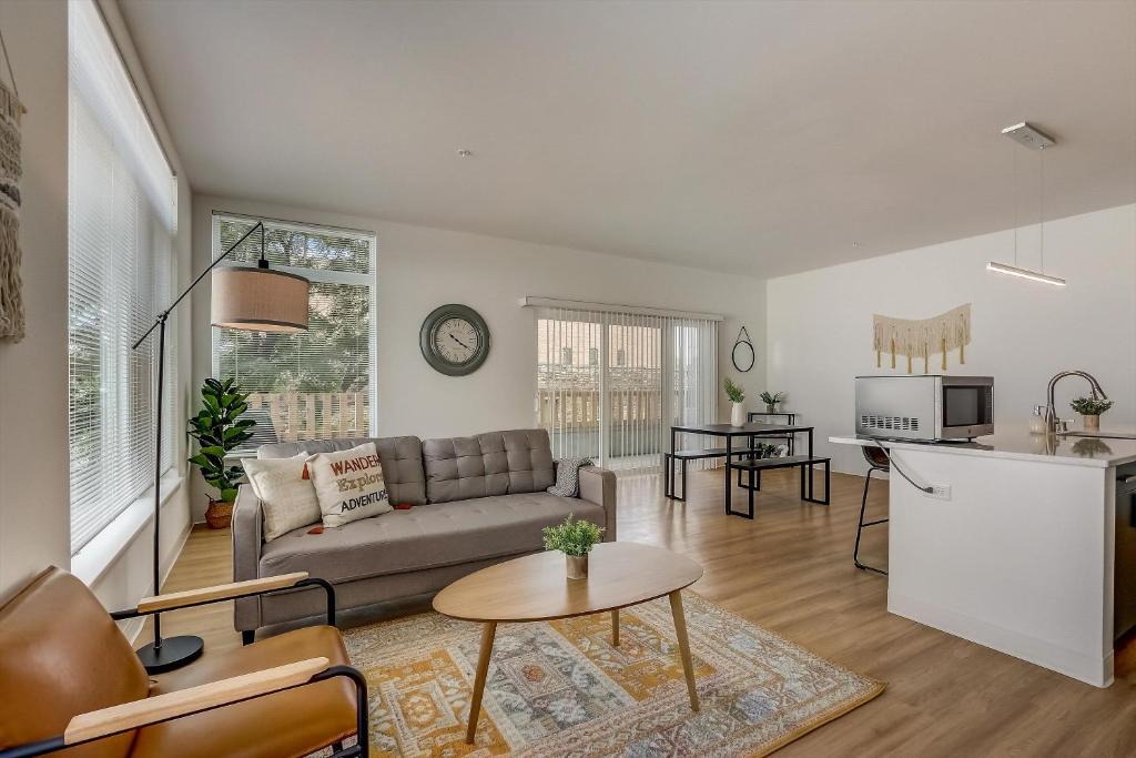 Fifth Ward Apartment | FRONTDESK Element Apts Walker's Point Milwaukee