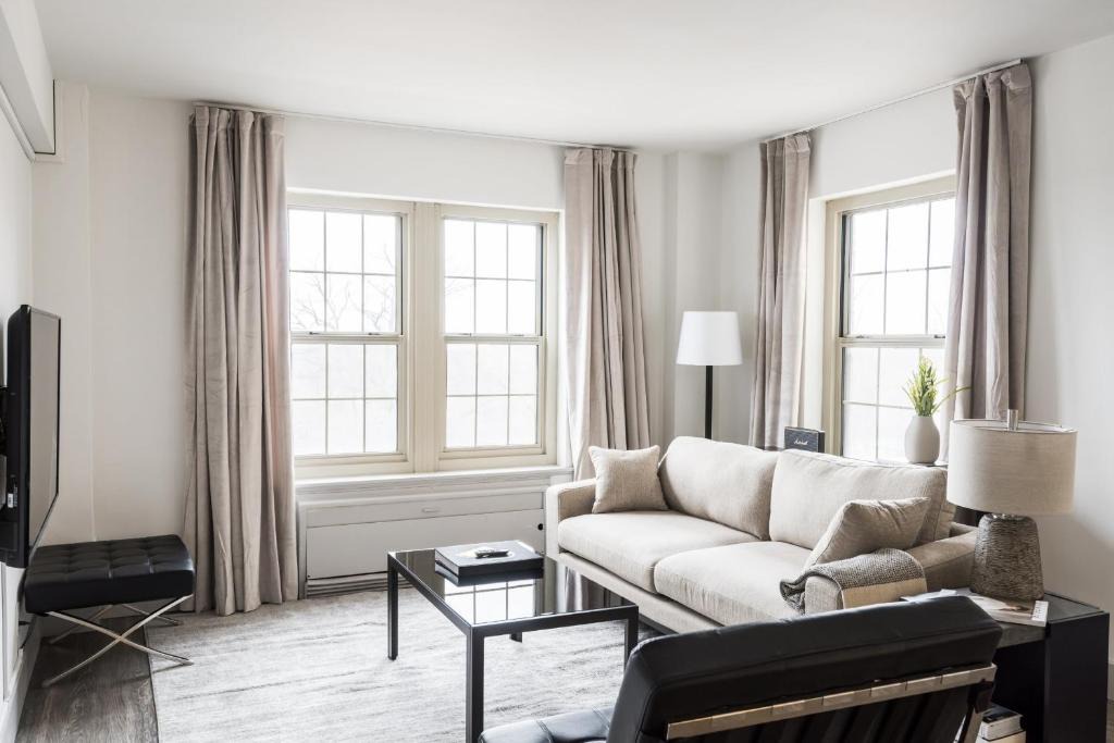 Central West End Apartment | FRONTDESK Furnished Central West End 2 BR Apt