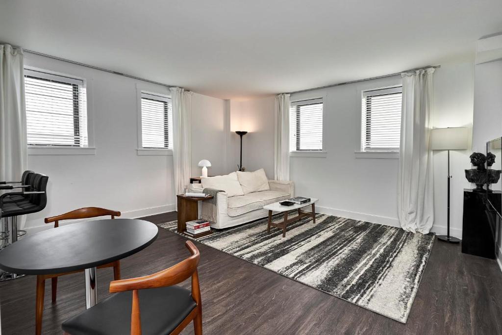 East Hyde Park Apartment | FRONTDESK Hyde Park Studio Apt with Lake View