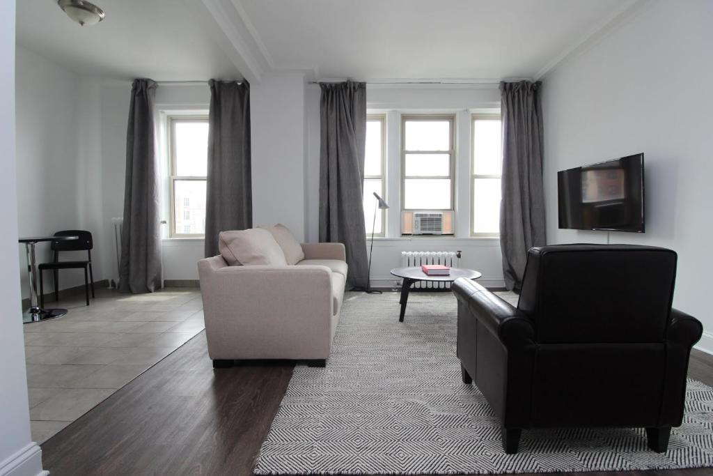 East Hyde Park Apartment | FRONTDESK Modern 1 BR Apt by Promontory Point