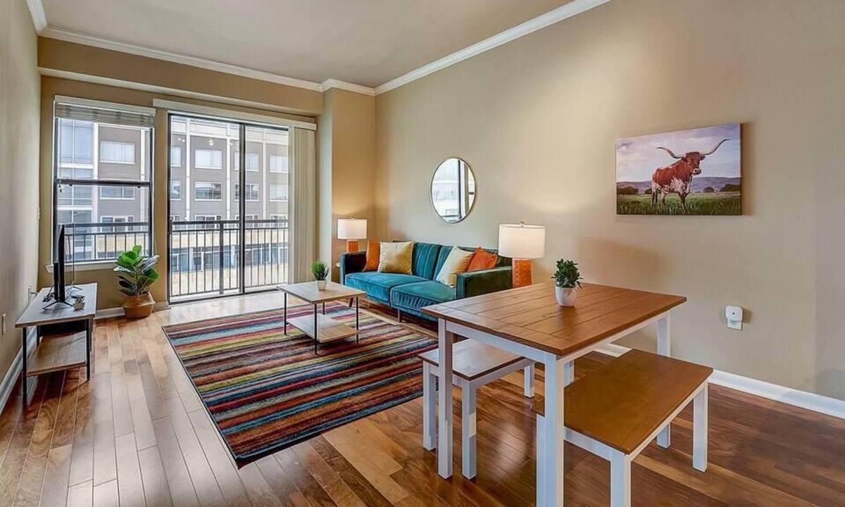 Cityplace Apartment | Frontdesk | Open and Bright 1 BR Apt near Downtown