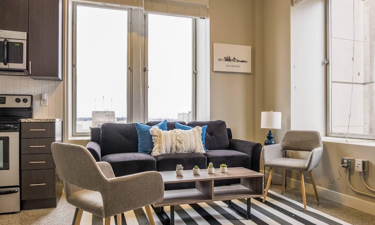 Downtown Des Moines Apartment | Frontdesk | Roomy 2BR Apt in Downtown
