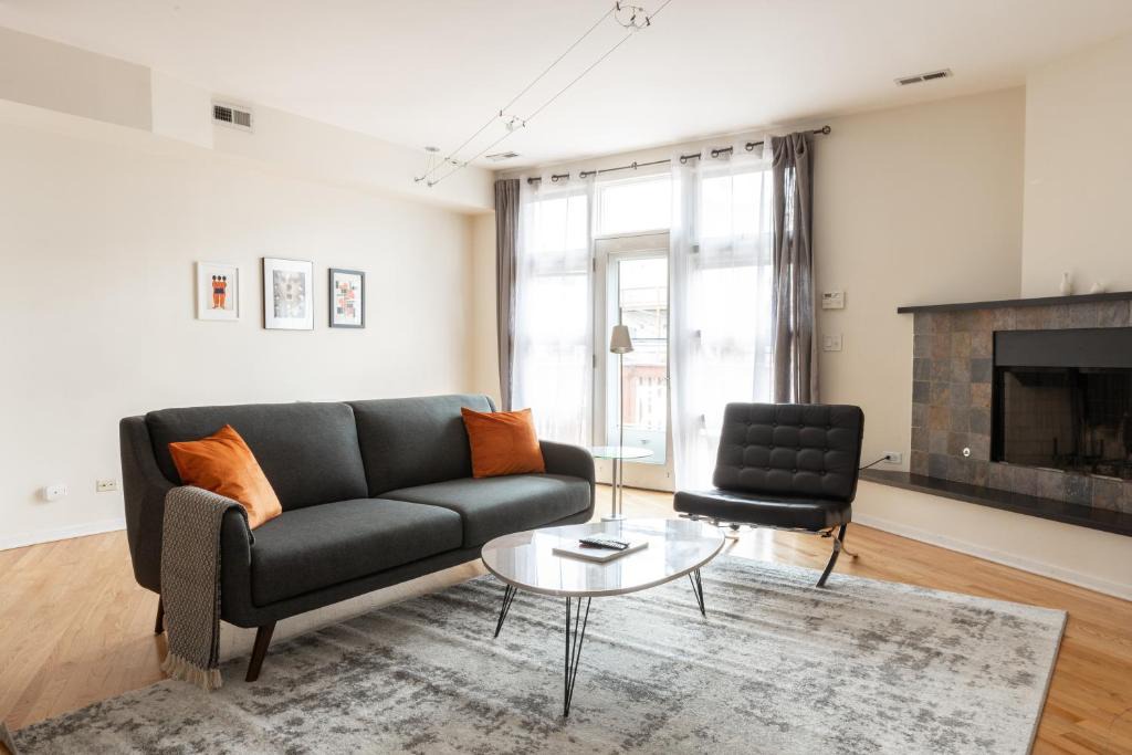 Wicker Park Apartment | FRONTDESK Spacious 2 BR Apt in Wicker Park