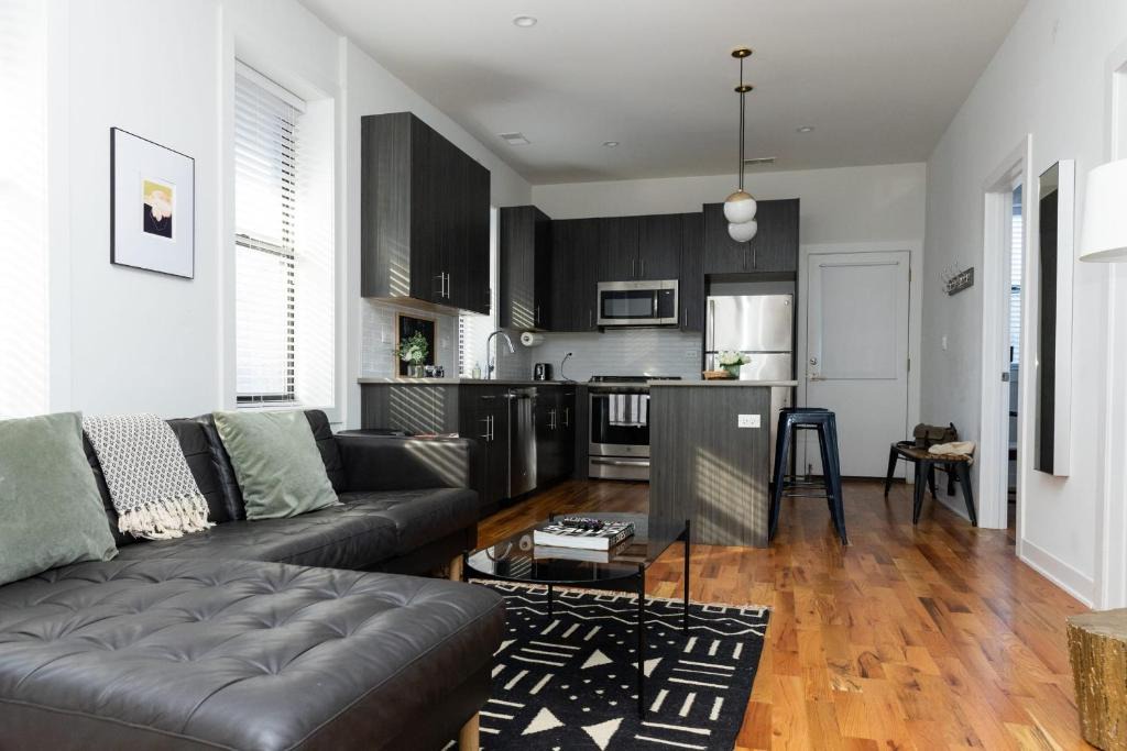 Lakeview Apartment | FRONTDESK Spacious 2 BR Apt near Wrigley Field