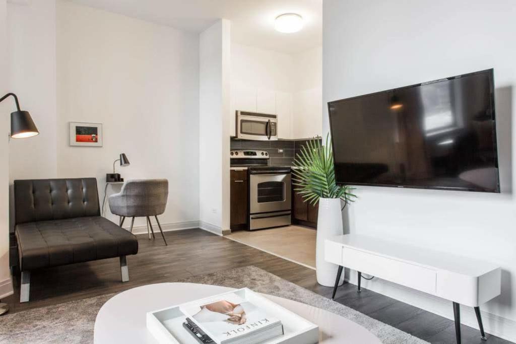 East Hyde Park Apartment | FRONTDESK Stylish 1 BR Apt near Washington Park
