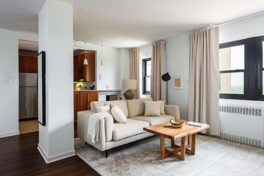 Central West End Apartment | FRONTDESK Warm 1 BR Apt with Forest View