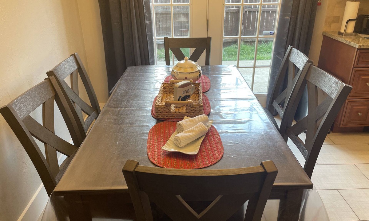 Lawton House | Ft. Sill-5 miles/Pet Welcome/11-Guests/4-BDR/5-QBED/2-FBA!