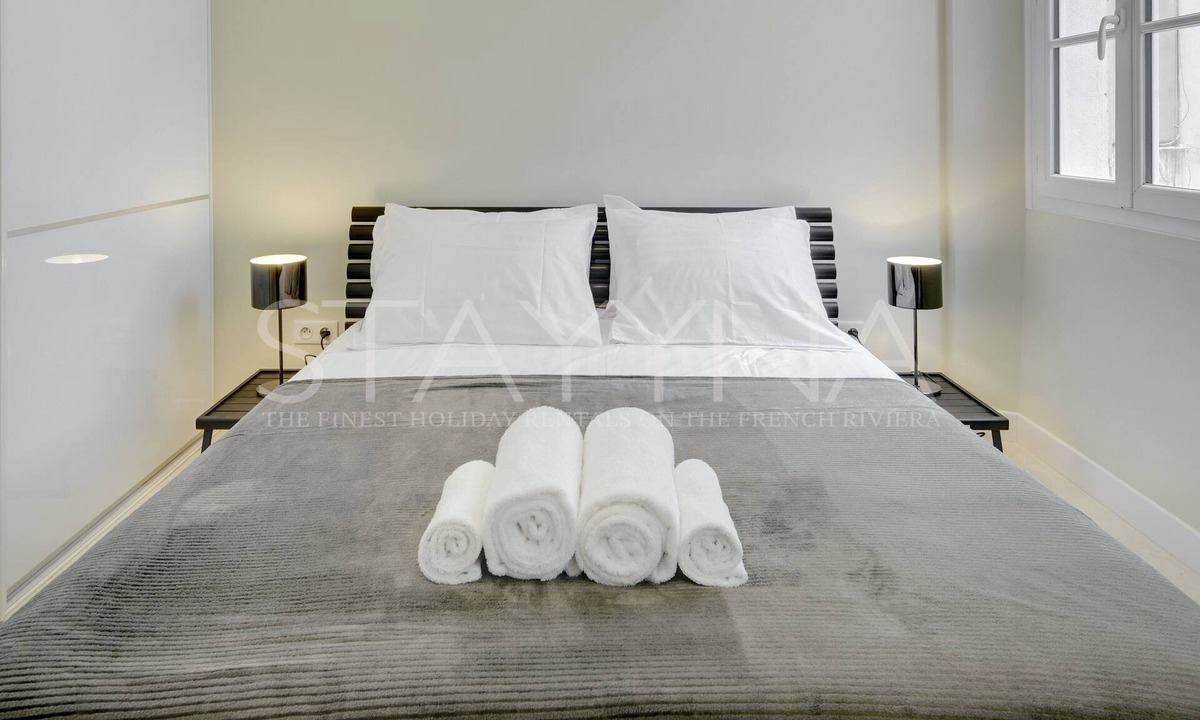 Carre d'Or Apartment | Fuchsia 1 bedroom apartment VRBO