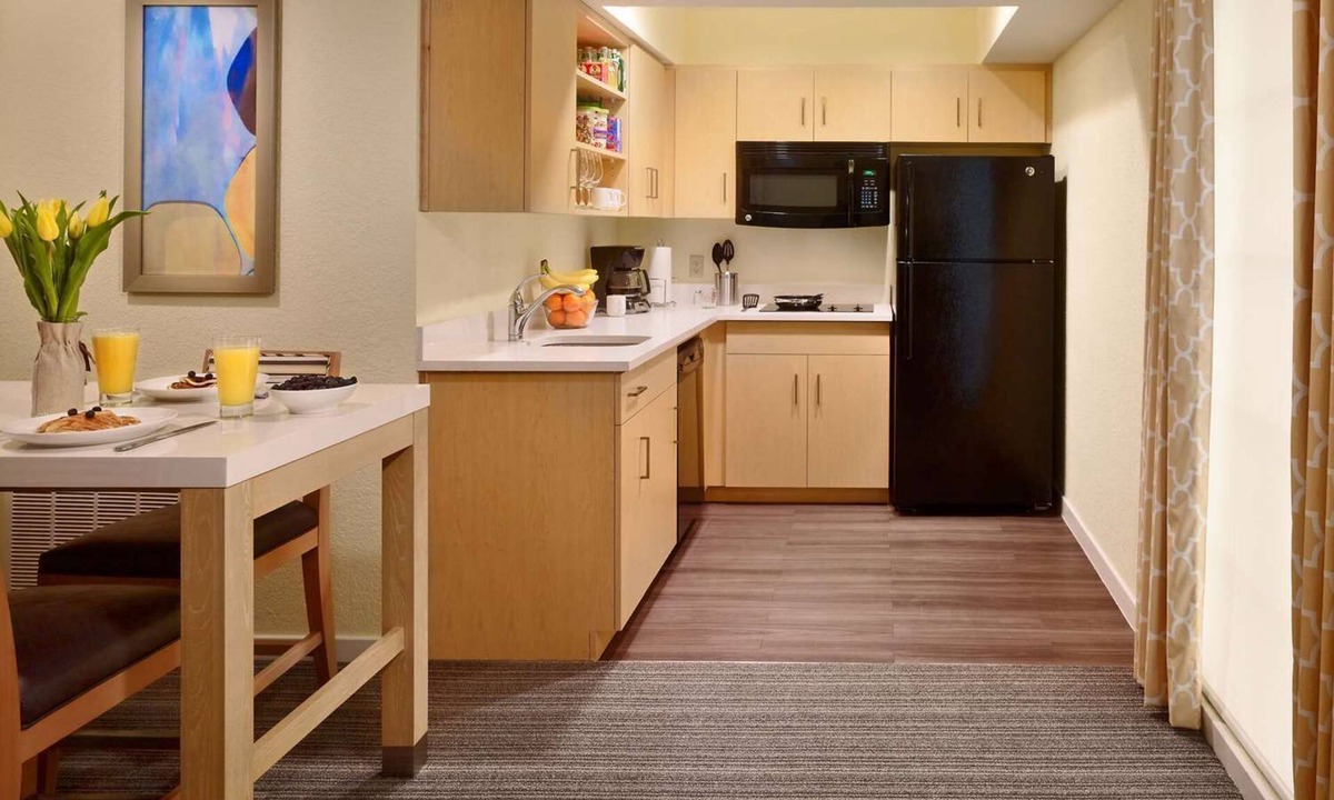 Schaumburg Hotel | Fulfilling Stay at Schaumburg! Pets Allowed, Outdoor Pool, Free Breakfast!