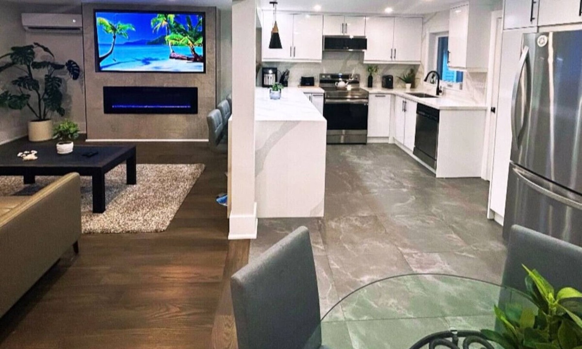 Wasaga Beach House | Full Cottage STEPS 2 BEACH Drive 2 Blue Mountain