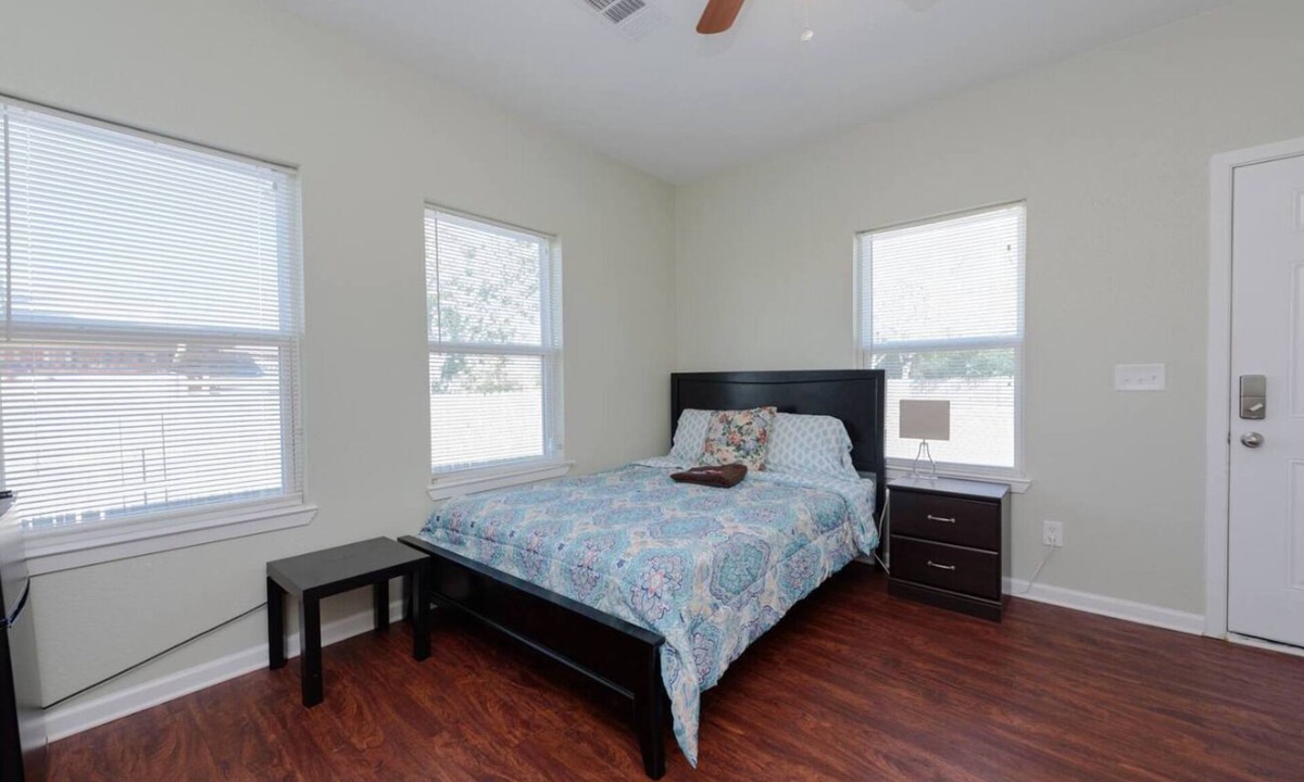Denton Apartment | Full Cozy Studio w/Private Bath - C