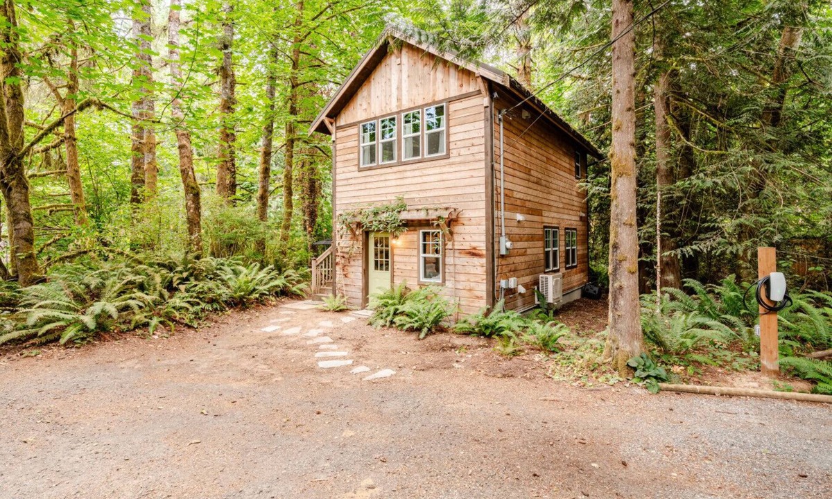 South Colby Cottage | Full Creekside Duplex Near Seattle Ferries