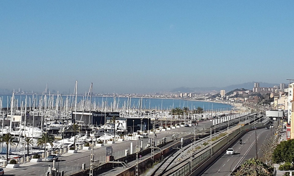 Masnou Condo | Full floor, in front of the Mediterranean Sea. Central to 5 "