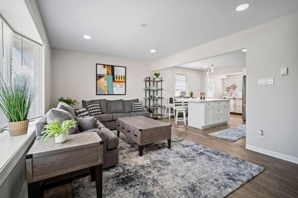 Southend House | Full House 2 Blocks from Beach