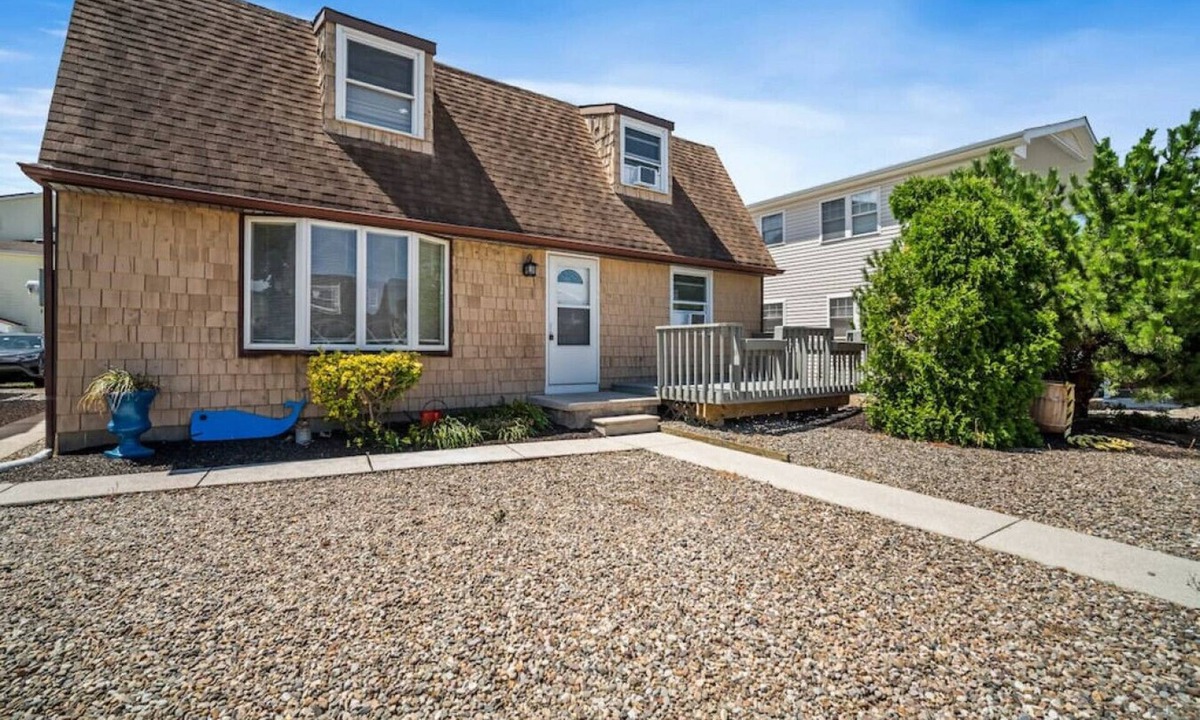 Southend House | Full House- 2 Blocks from Beach!