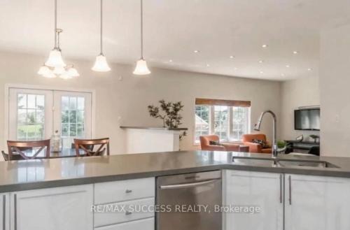 Churchill Meadows House | Full house 6 bedrms, 7 beds, 3 bath Airport
