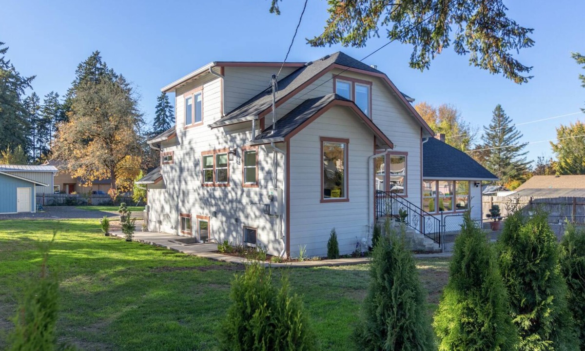Beaverton House | Full House ➡️ Hut Tub