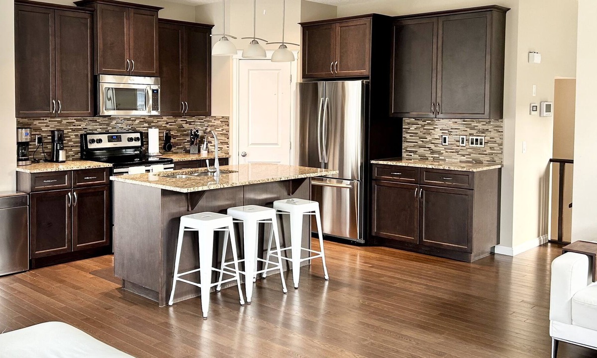 Cochrane House | Full House, Pet Friendly, Private Backyard.