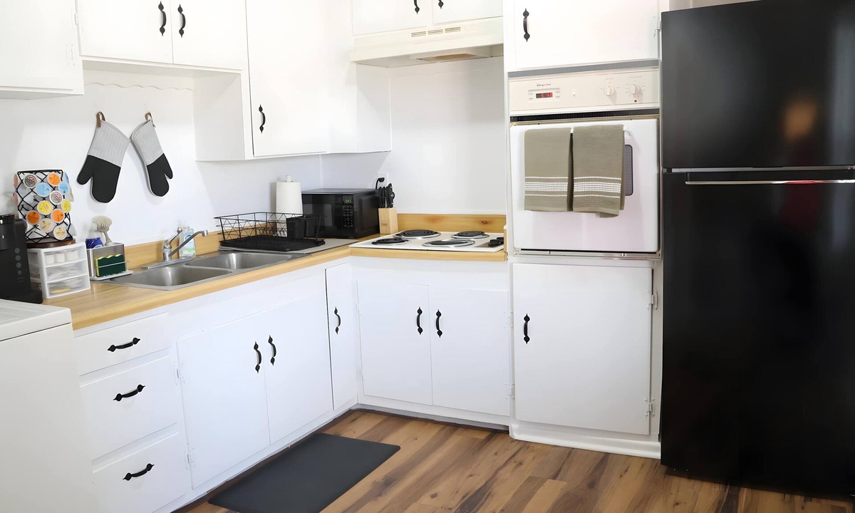 Ralls Apartment | Full Kitchen + In-Unit Laundry | 2BR Crew Housing