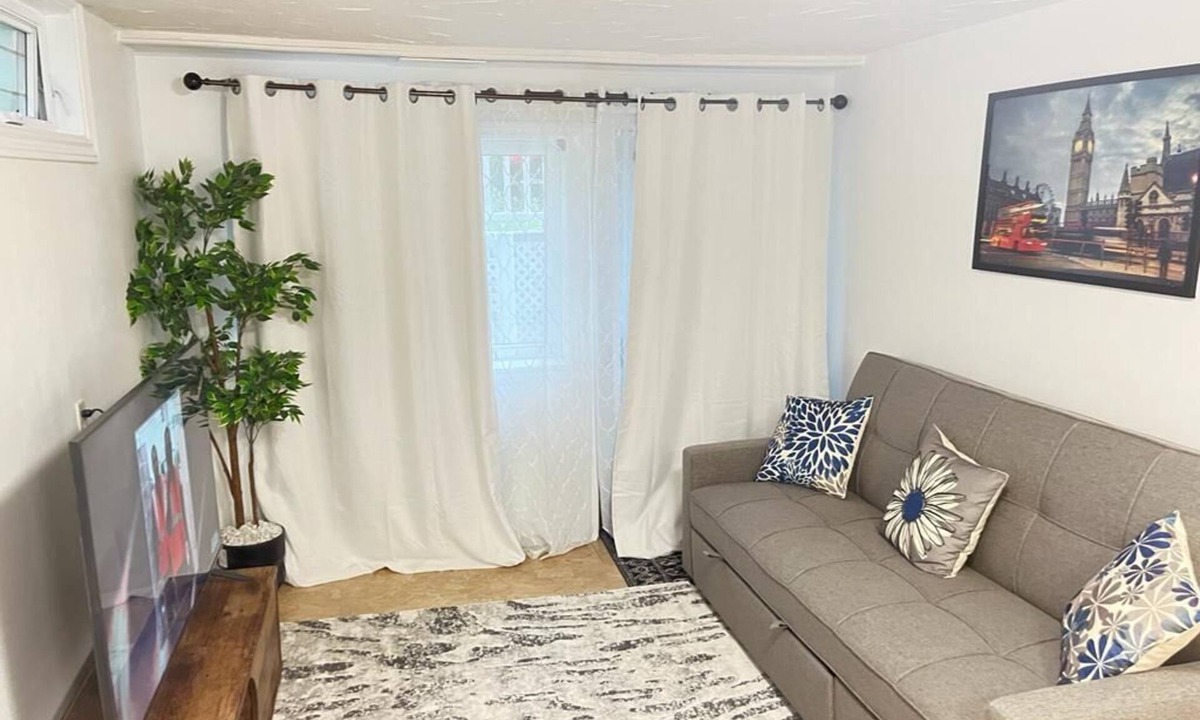 District Saint - Raymond - Vanier Apartment | Full Studio in Hull with parking, wifi and kitchen, 5min from Ottawa parliament