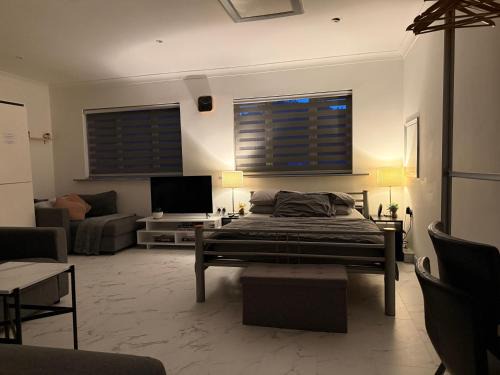 Cambridge Apartment | Fully Detached Studio Annexe with King Bed for 2 & Sofa Bed for 2