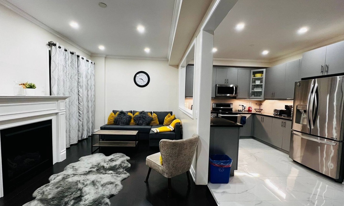 Hamilton House | Fully equipped home in Ancaster, Ontario