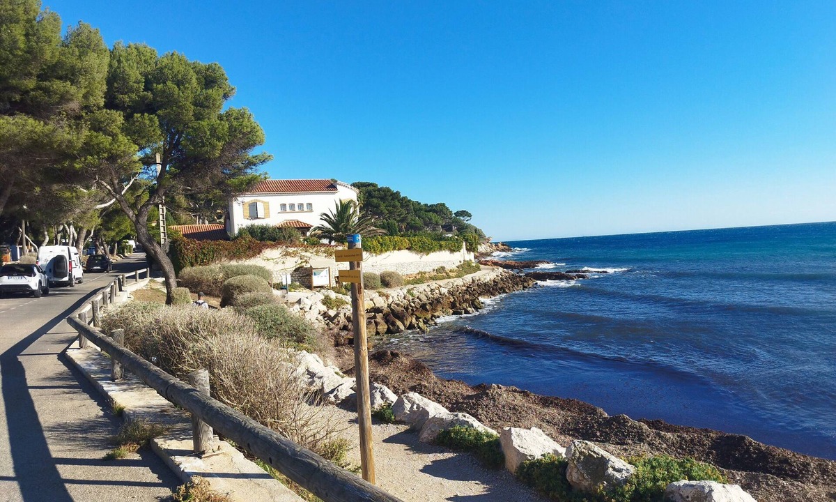 Marseille RV Rental | Fully Equipped Mobile Home with Shared Pool and Air Conditioning