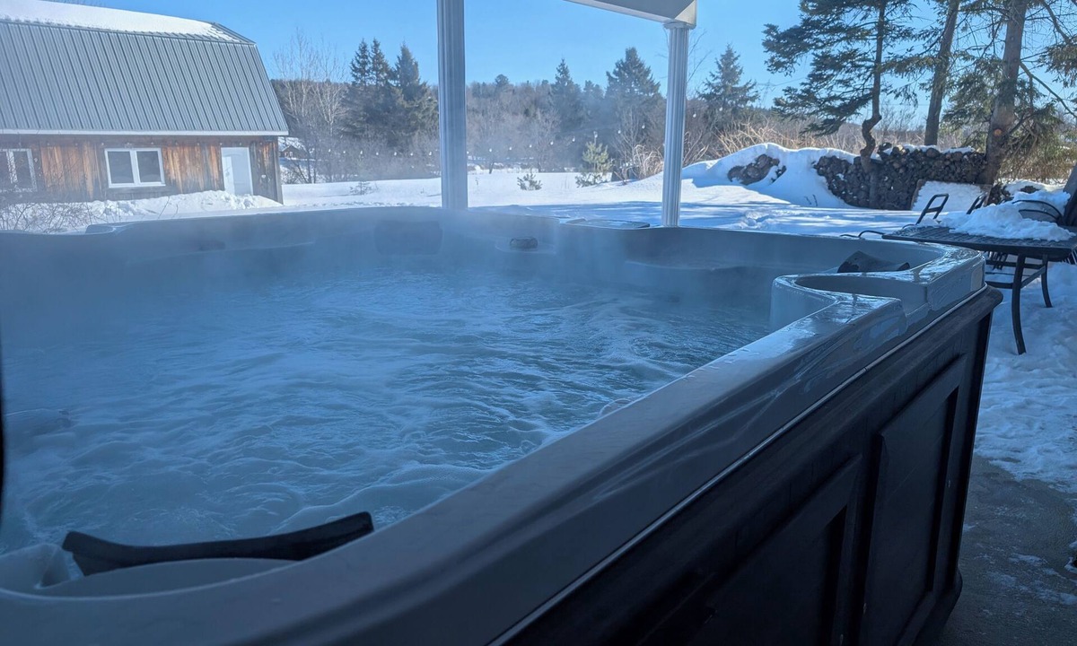 Mauricie House | Fully-equipped riverside cottage with jacuzzi.