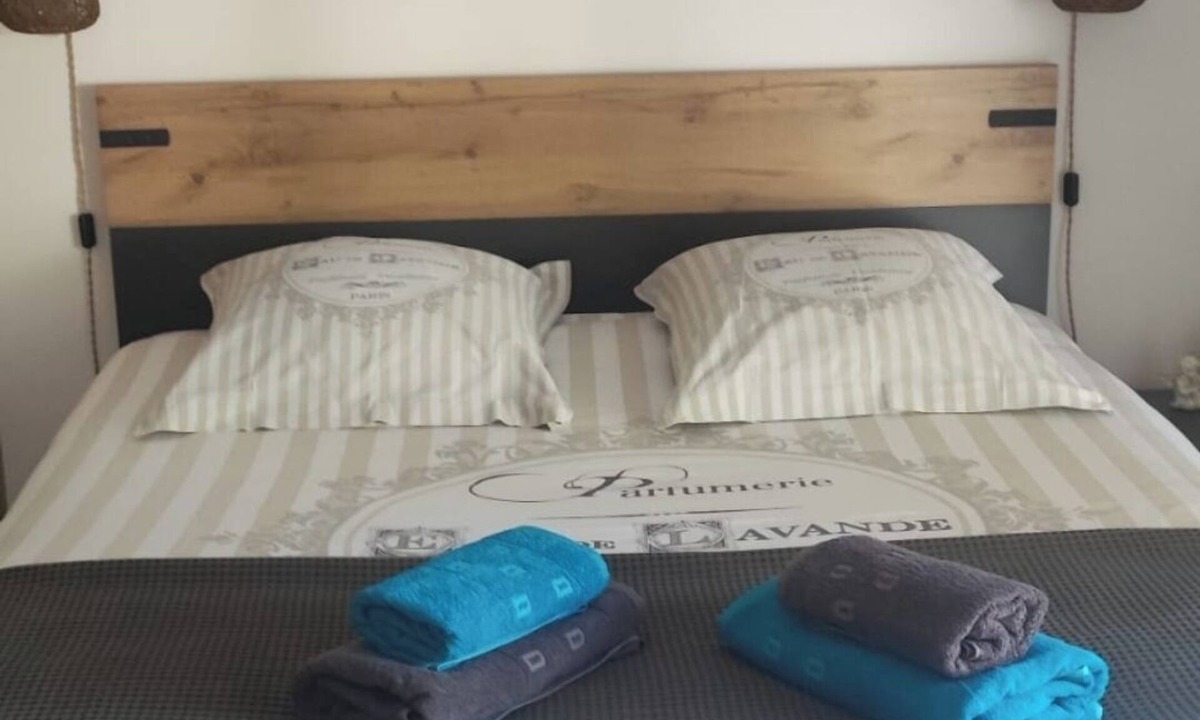 Sollies Pont Apartment | Fully equipped studio with free parking and spa (optional).