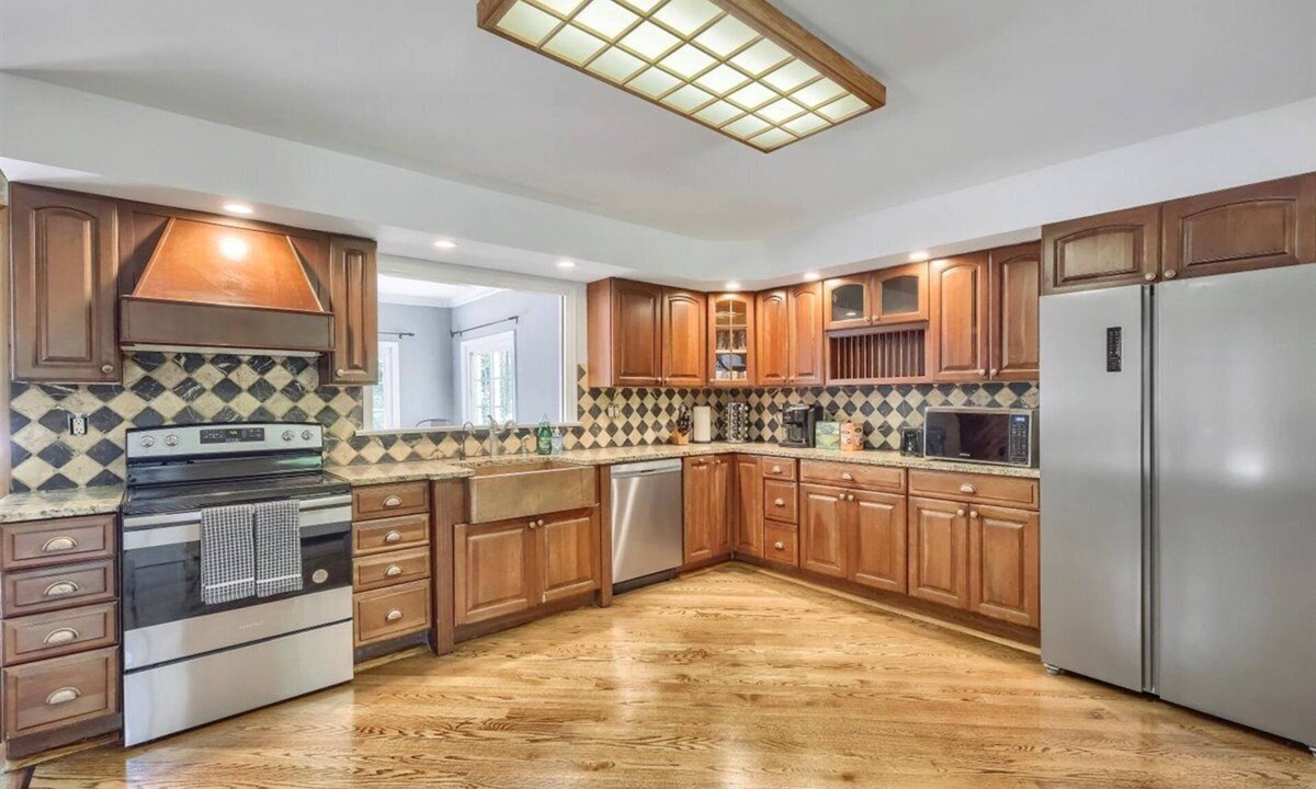 Burlingham Villa | Fully facilitated home, 7 Beds + Pool. (Pine Bush)