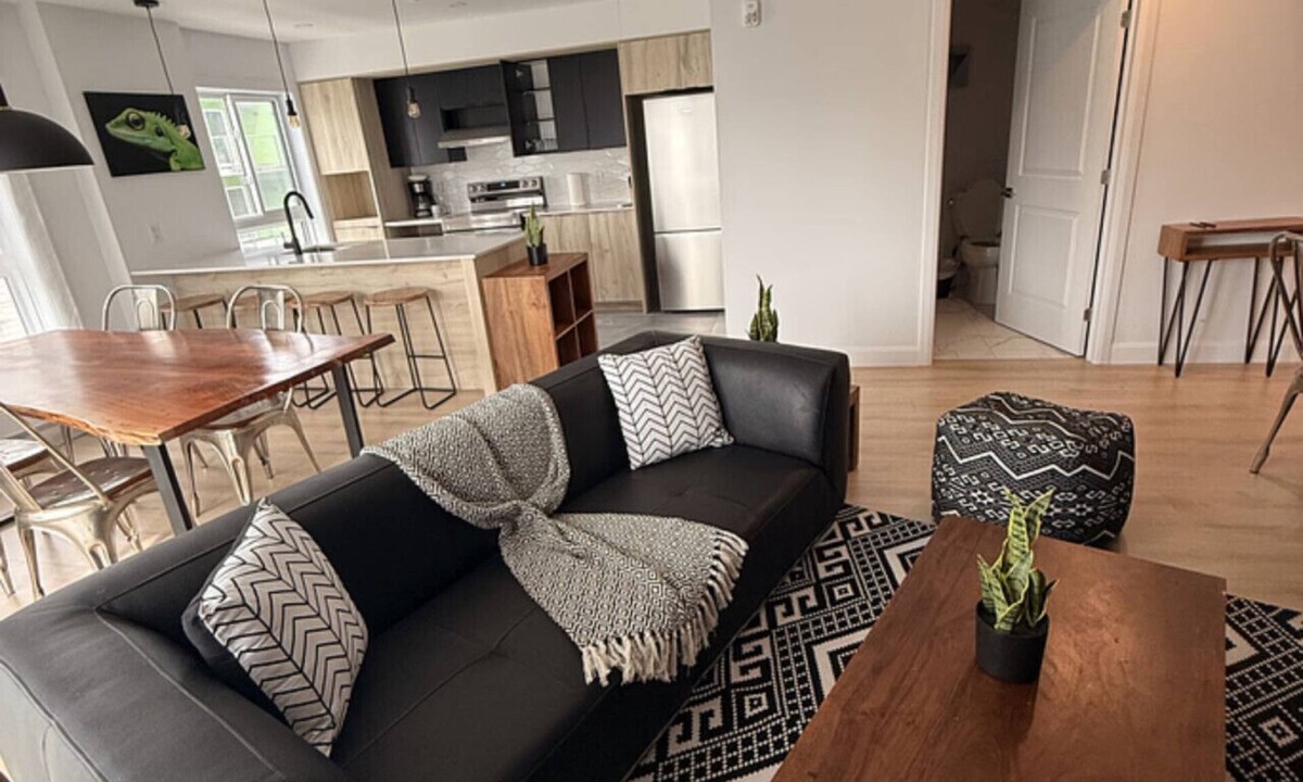 Plateau Apartment | Fully Furnished 1 Bedroom Apartment in Quebec | Le Prisme