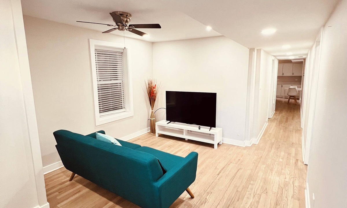 Tri-Taylor House | Fully Furnished 3 Bed, 1 Bath Unit Medical District Tri-Taylor, Chicago