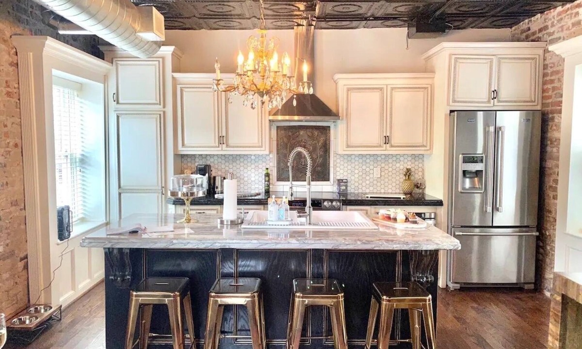 Garment District Cottage | Fully Furnished Adorable Carriage House in Heart of downtown Kansas City