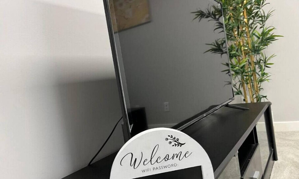 Transcona House | Fully Furnished Basement Suite
