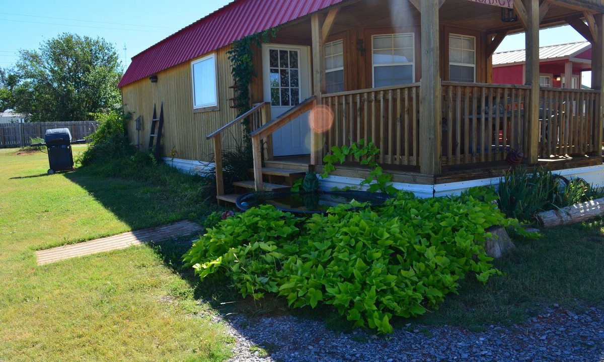 Leedey Apartment | Fully Furnished Cabin (WIFI INCLUDED)