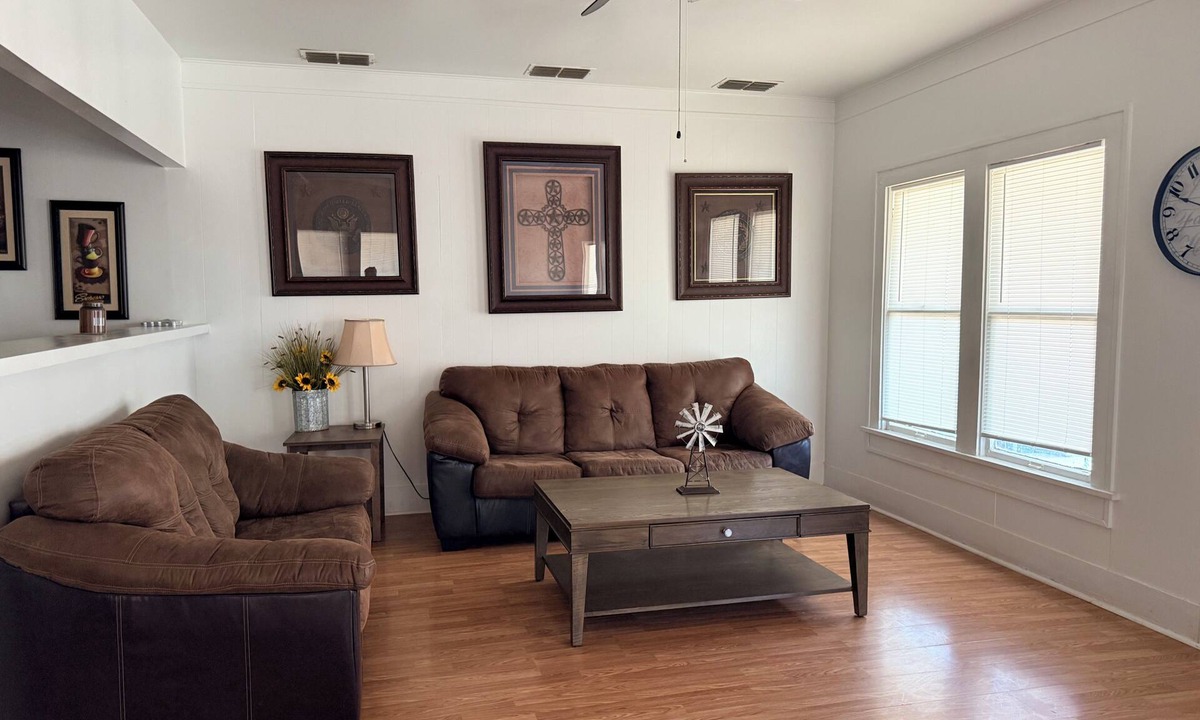 Sweetwater House | Fully furnished duplex in quiet neighborhood
