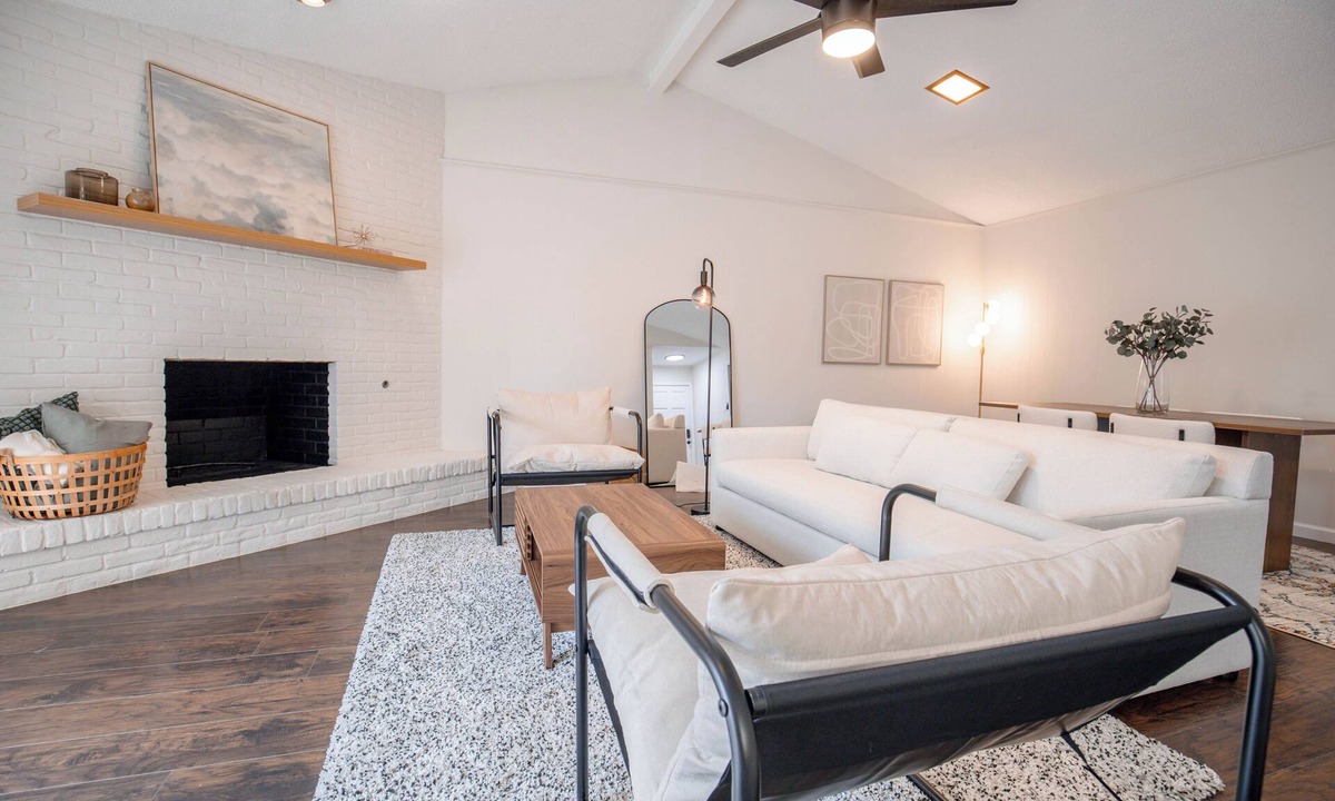 Richardson House | Fully Furnished Retro Energy Retreat in Richardson, Dallas Texas