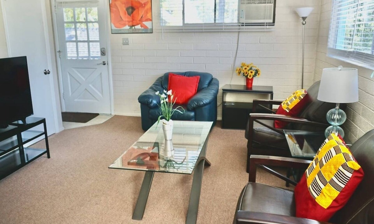 Lower Avenues Apartment | Fully furnished and equipped 30+ day rental near hospitals and University of Utah. Ideal for Traveling Nurses, internships, students, extended medical care or relocation. Free parking. Queen bed. Washer and dryer. Near bus stop.