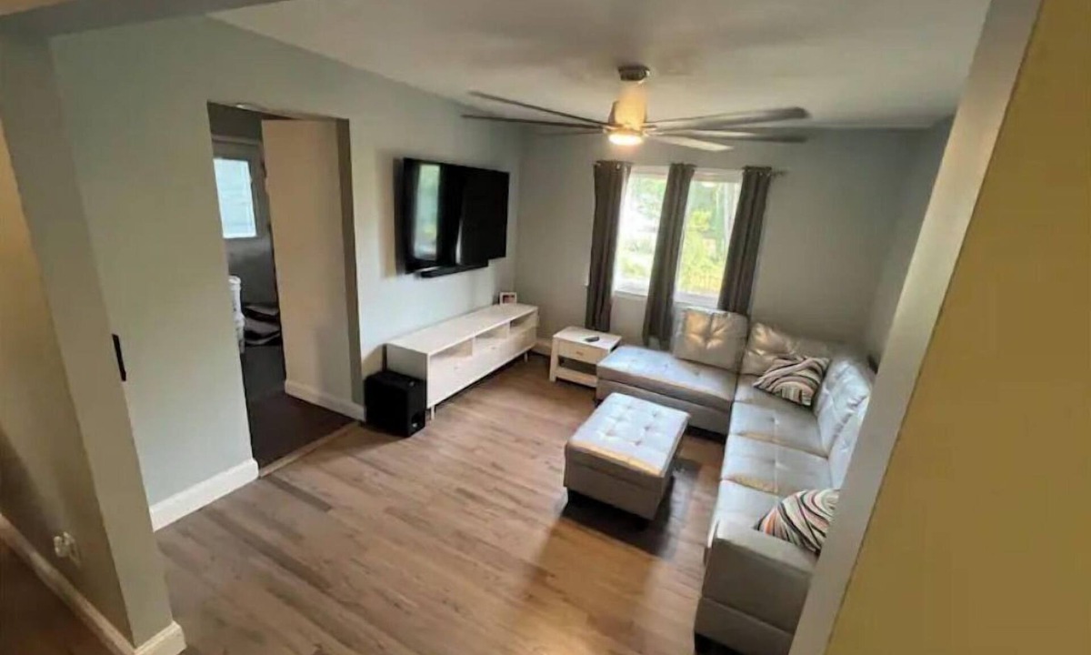 Islip House | fully Modern 3 bedroom 65"smart tvs cable bluetooth speakers etc